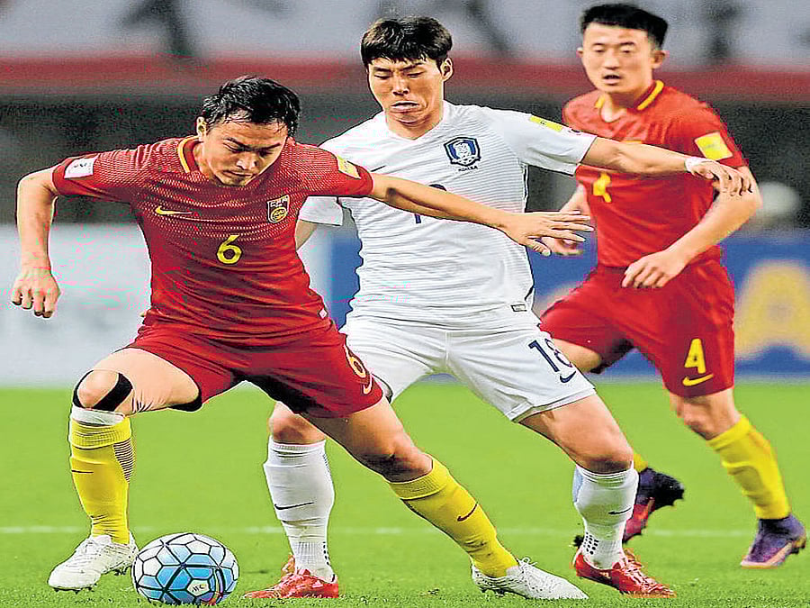 Close tie China's Feng Xiaoting (left) tries to get past Lee Jeong-hyeop of South Korea on Thursday. AFP