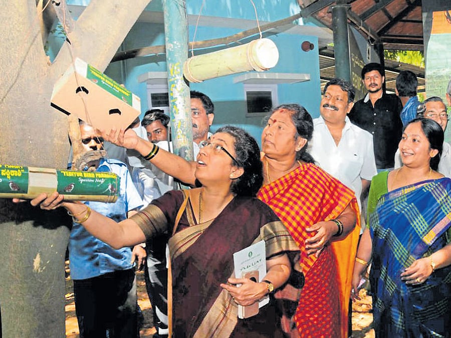 Mayor G Padmavathi and Adamya Chetana chairperson Tejaswini Ananth Kumar inaugurate Pakshi Dhaama (home for birds) on Yadiyur lake premises on Thursday. DH photo