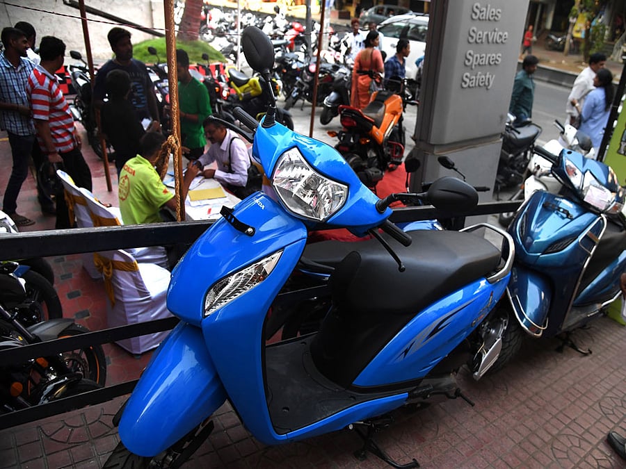 People rushed to Honda showroom at Rajajinagara to book the vehicle on discount price on offer for a day by the company as Supreme Court ordered BS III vehicles will not be sold from April 1, 2017 in Bengaluru on Thursday. DH photo