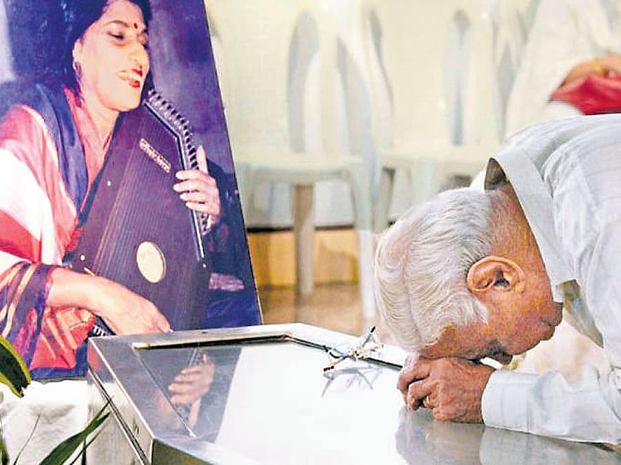 People pay their last respects to Hindustani classical vocalist Kishori Amonkar in Mumbai on Tuesday. PTI