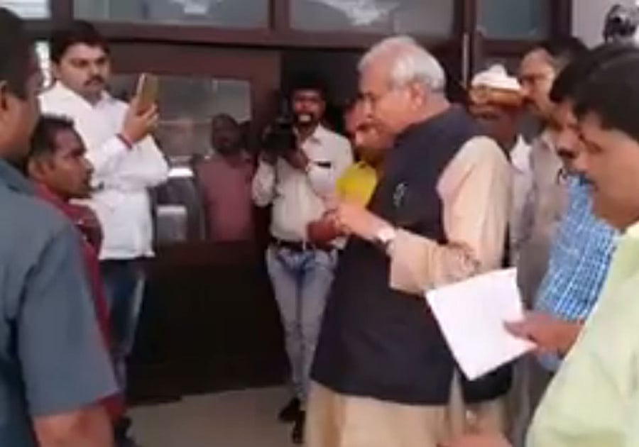 The Khadi and Village Industries Minister allegedly made a derogatory reference when he came across a 'divyang' contractual employee yesterday during an inspection. Screengrab