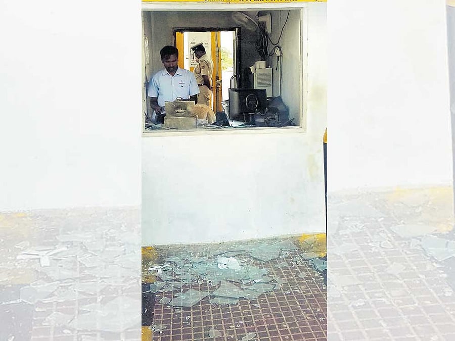 Ambareesh was on his way to the Kempegowda International Airport at Devanahalli in Bengaluru, to receive his father. DH