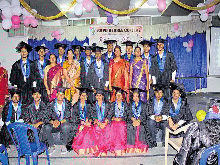 The graduating batch with the Principal and the faculty members.