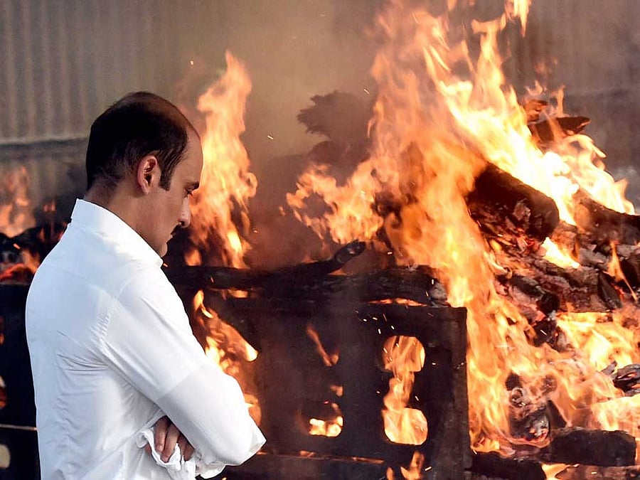 (left) Bollywood actor Akshay Khanna during his father Vinod Khanna's cremation in Mumbai on Thursday. PTI photo