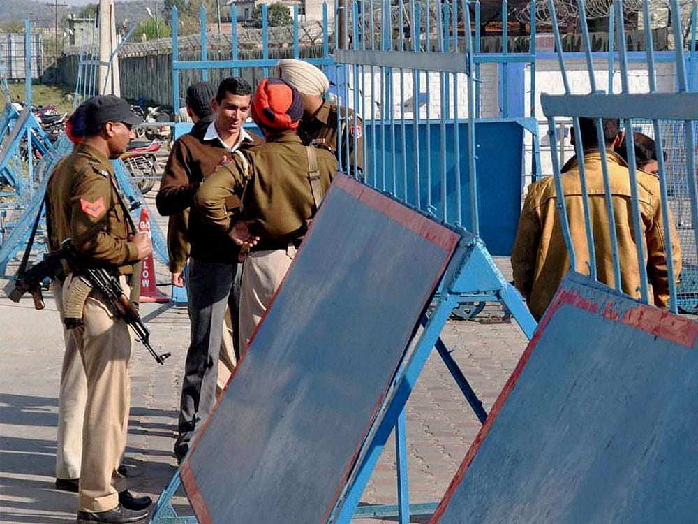 Police launch massive search op in Pathankot for suspicious men