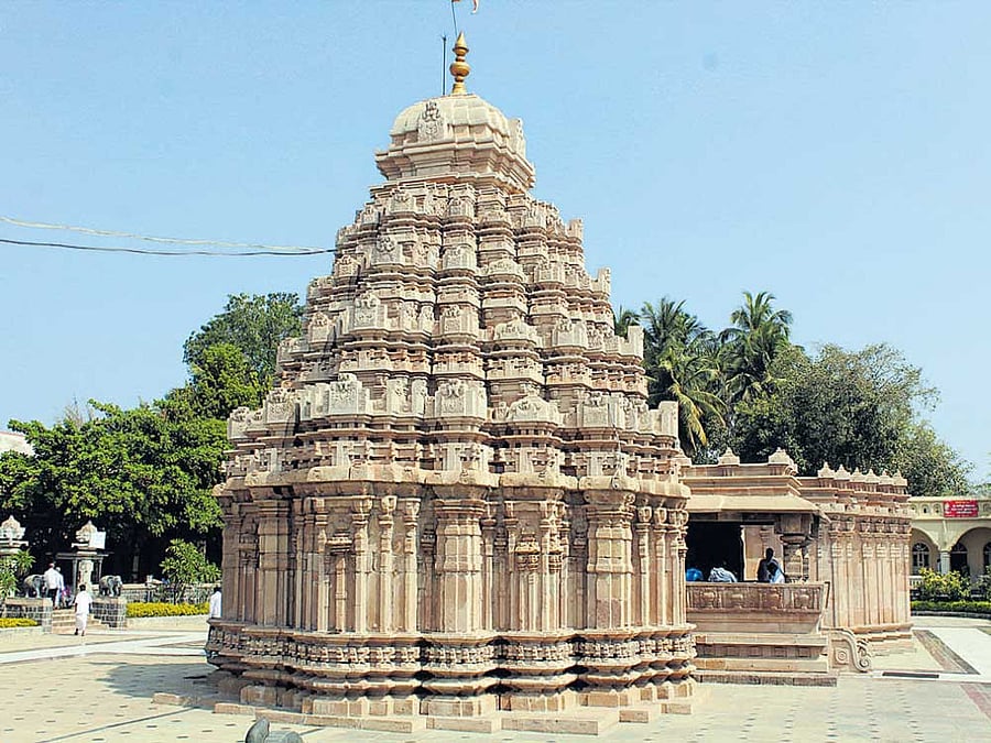 historical A view of Basaveshwara Temple in Basavana Bagewadi. Photo by author