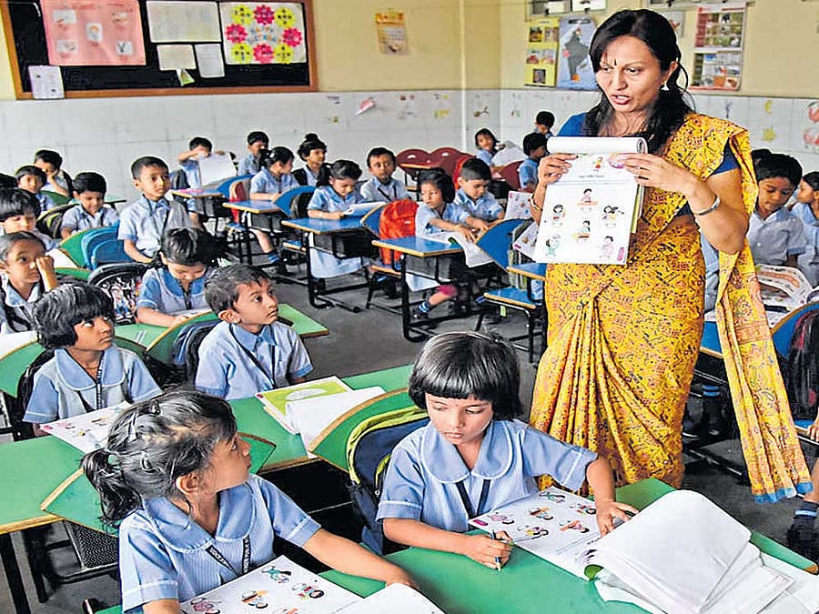 To help students settle down in school, teachers can provide them with experiences that help them cultivate a warm and positive feeling towards school and learning. DH PHOTO