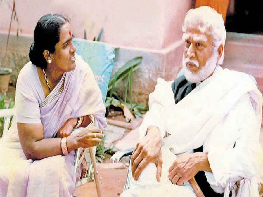 Parvathamma and Rajkumar during the shooting of the movie 'Guri', starring the thespian, that was released in 1986.