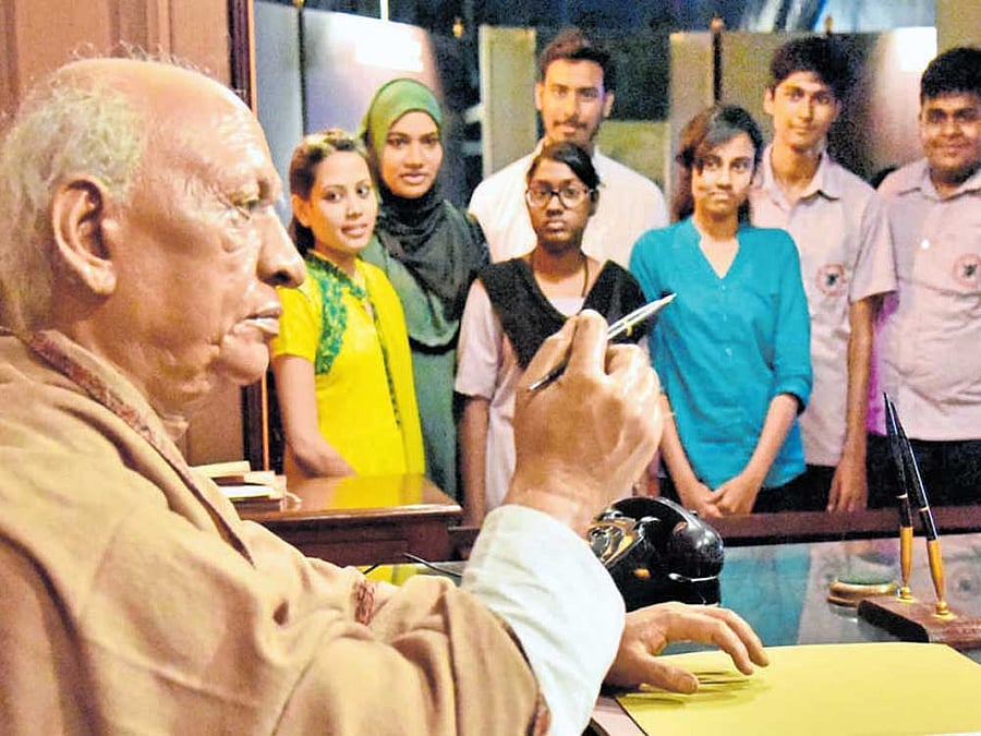 Visitors at the inauguration of digital exhibition  'Uniting India Sardar Patel' at the Visvesvaraya  Industrial and Technological Museum in Bengaluru  on Friday. DH photo