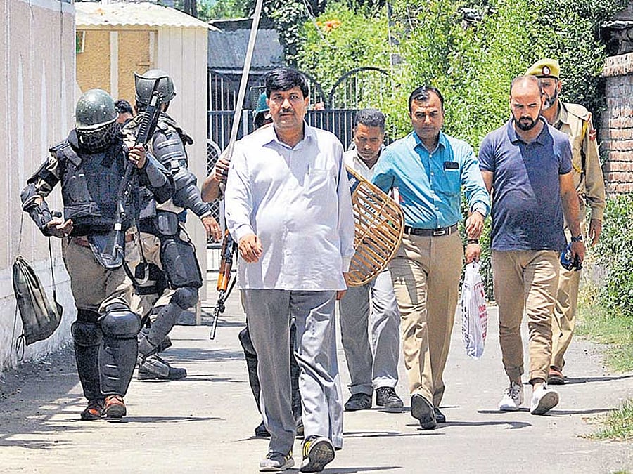 Sources said the National Investigation Agency (NIA) teams conducted raids at four places in Kashmir and one in Jammu on Sunday. 'The NIA searched the offices of Tehreek-e-Hurriyat, associated with Hurriyat hawk Syed Ali Geelani, the residences of Javed Ahmed Baba alias Gazi Baba, Peer Saifullah and Ayaz Akbar, all leaders of hardline Hurriyat,' they said and added residence of a businessman, identified as Farooq Bagoo, was also raided. File photo