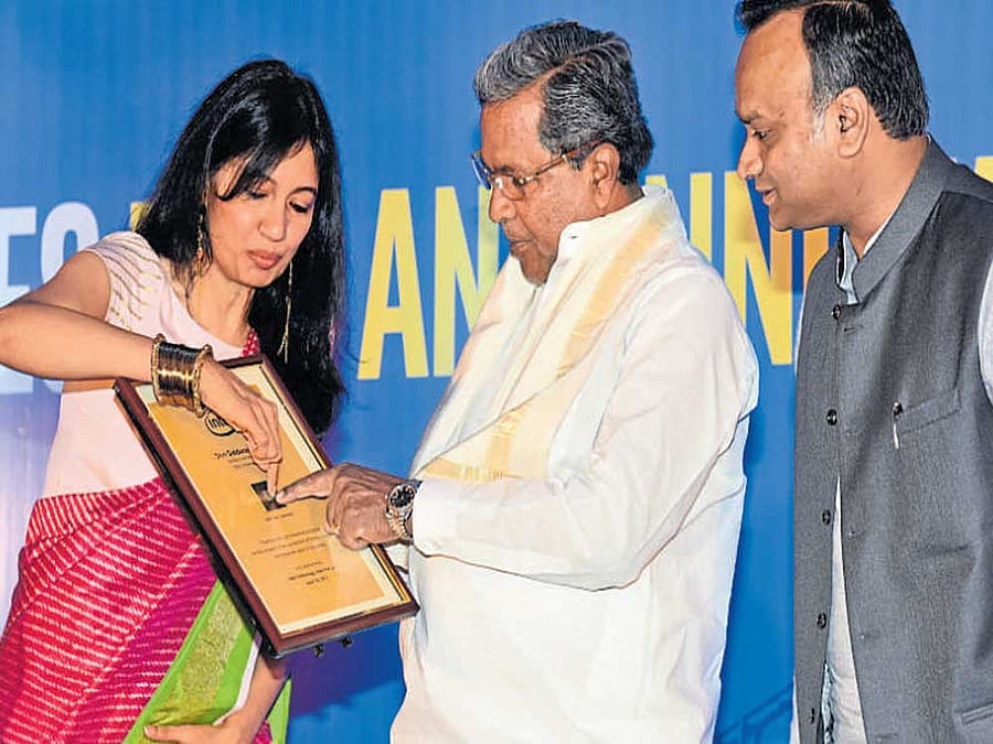 Intel India General Manager Nivruti Rai presents Intel's new Core processor to Chief Minister Siddaramaiah and IT and BT Minister Priyank Kharge after announcing the company's plans to set up its R&D in Bengaluru. DH Photo