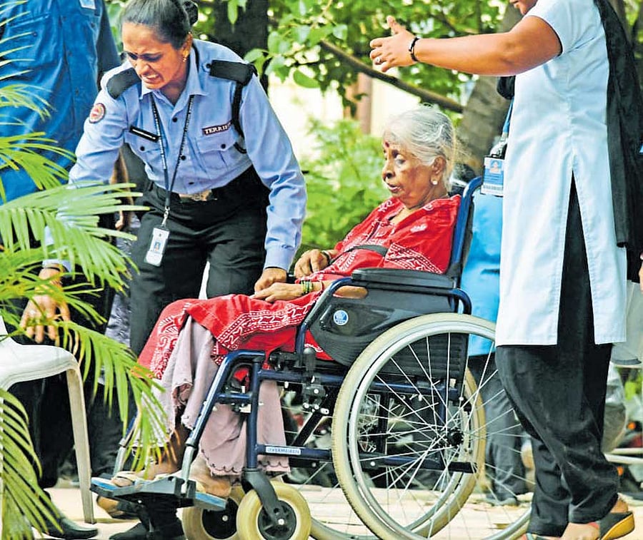 A patient being shifted out of Malathi Manipal Hospital in Jayanagar after a fire broke out on the first floor of the hospital on Wednesday. DH Photo