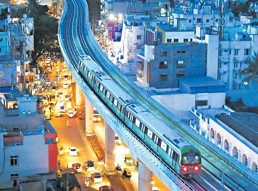 The Metro enters Yelachenahalli after a successful inaugural run on Saturday evening. DH PHOTO Kishor Kumar Bolar