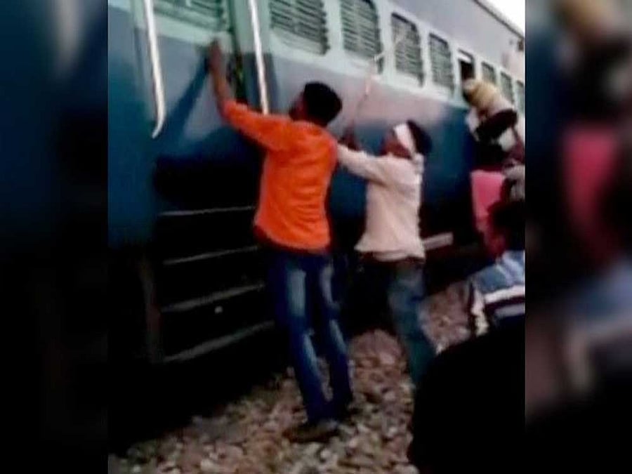 According to the police sources, the incident occurred on Wednesday night, when the passenger train, that runs between Farrukhabad and Shikohabad in the state, left Bhogaon station in Mainpuri.  Screen grab