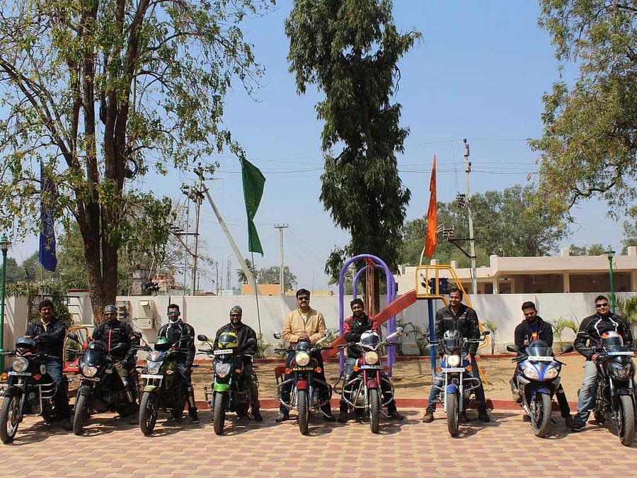 zooming on (From left) Satish, Rasmi Rajan, Jagdish, Laxmi Narayan, Ravi, Srinivas, Anish, Rajat and Nitin.