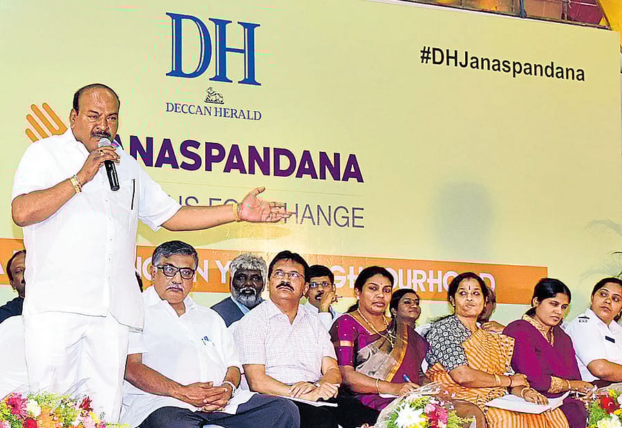 Chickpet MLA, R V Devaraj, speaks at 'Janaspandana-Citizens for Change', a civic grievance redress programme organised by DH and Prajavani in Bengaluru on Saturday. Former MLA D Hemachandra Sagar, T H Vishwanath, Joint Director (South), BBMP, and corporators Prathibha Dhanaraj (Dharmaraya Swamy Temple), Vani V Rao (VV Puram), Gangambike Mallikarjun (Jayanagar) and Wilson Garden Traffic Police Inspector Chandrakala are also seen. DH Photos