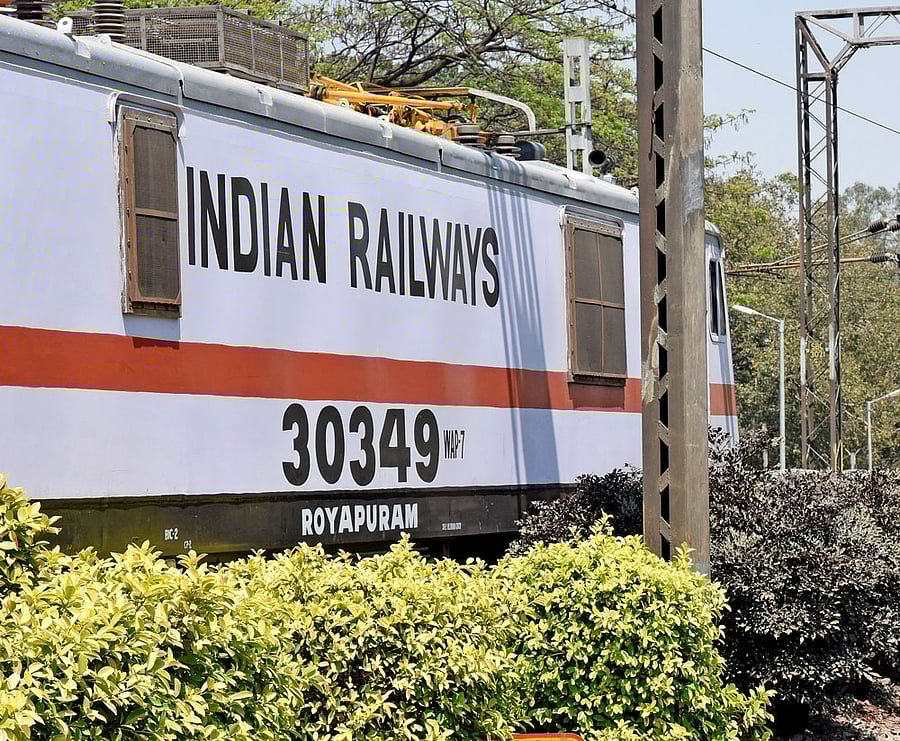 Besides passengers in seven Rajdhani and six Shatabdi trains will have an option for e-catering facility. Representational Image. Photo credit: DH photo