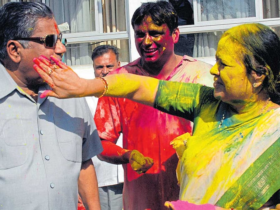 In this 2005 DH photo, Dharam Singh and wife Prabhavati  are seen celebrating Holi in Bengaluru. Son Ajay Singh is seen.