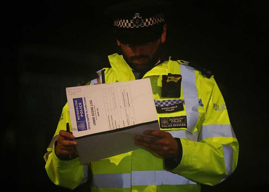 A police officer stands at a cordon after police arrested a man carrying a knife outside Buckingham Palace in London. Reuters photo.