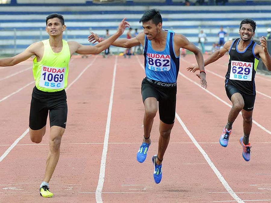 ushal V A (left) of SAI Bengaluru won the boys' U-20 100M gold on Tuesday. DH PHOTO