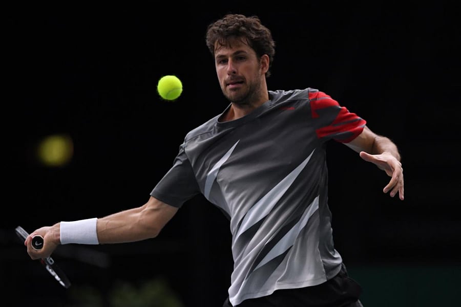 Netherland's Robin Haase returns the ball to Germany's Alexander Zverev at the ATP World Tour Masters 1000 Indoor tennis tournament on November 1, 2017 in Paris. / AFP PHOTO / CHRISTOPHE ARCHAMBAULT