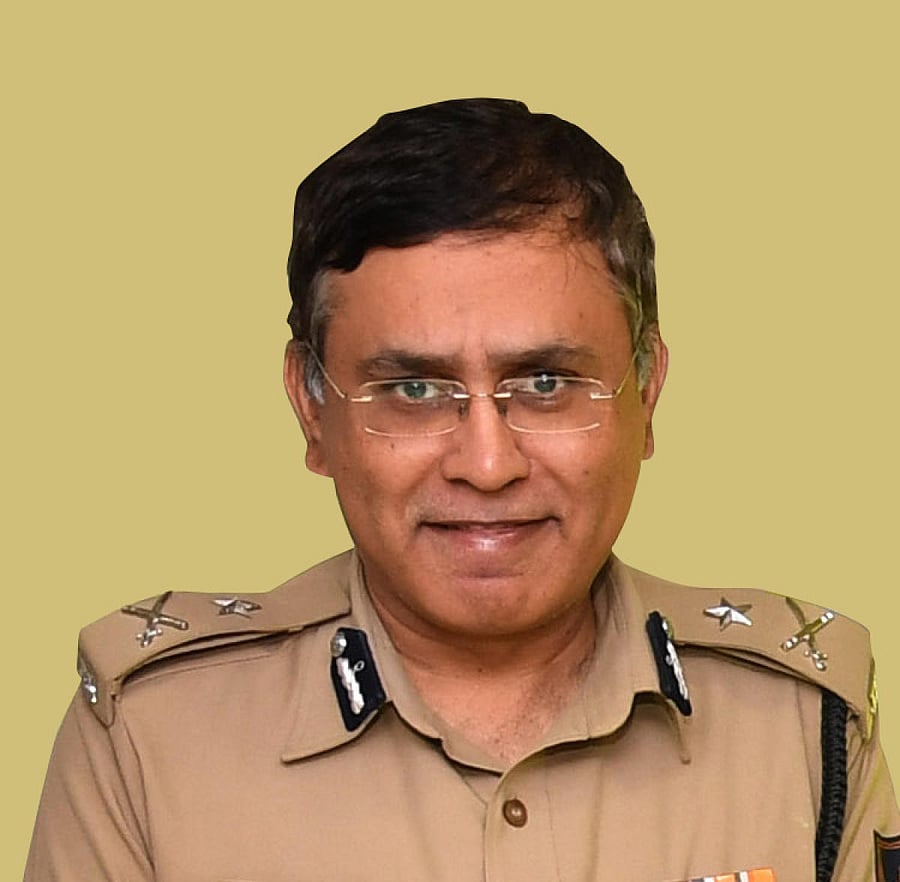 Commissioner of Bengaluru Police T Suneel Kumar distribute rain coat to the traffic police in Bengaluru on Saturday.Also seen Additional Commissioner of Police (Traffic) R.Hithendra ./PHOTO Kishor Kumar Bolar