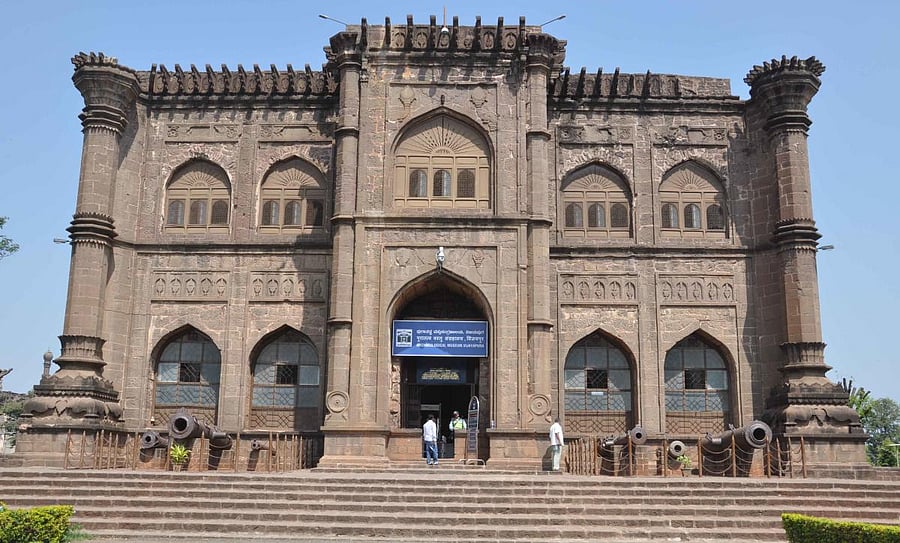 The Archaeological Museum, Vijayapura houses ancient artefacts that depict the society, culture and architecture of the region between the 6th and 18th centuries.