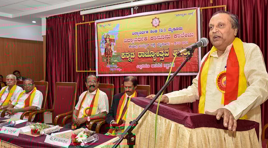 Actor Mukhyamantri Chandru speaks during Kannada Rajyotsava celebration at Vidyavardhaka Law College in Mysuru on Saturday. Vidyavardhaka Sangha treasurer S N Lakshminarayana, president Gundappa Gowda, secretary P Vishwanatha and principal K B Vasudeva are seen. DH Photo