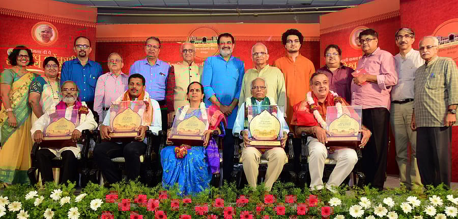 Gajanan Jog, Wilson Kateel, Dr Usha S Heranjal, Dr Tanaji Halarnkar and Dr G Nagendra Prabhu who were conferred with Vishwa Konkani Awards at Canara High School, Dongarakeri, Mangaluru, on Monday. Kannada University, Hampi, former vice chancellor Prof B AViveka Rai, Vishwa Konkani Kendra president Basti Vaman Shenoy and Manipal Global Education chairperson T V Mohandas Pai look on. DH Photo