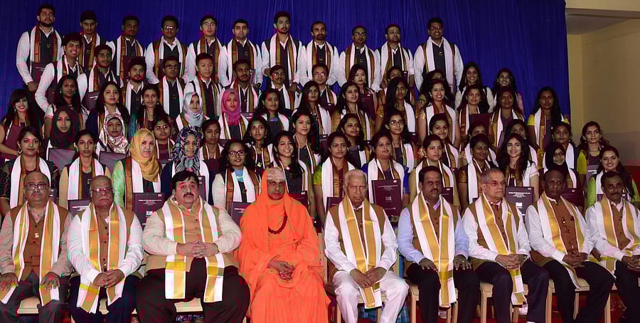 Governor Vajubhai R Vala with newly graduated doctors during the eighth convocation of Jagadguru Sri Shivarathreeshwara University, at JSSMedical College in Mysuru on Wednesday. University chancellor Shivarathri Deshikendra Swami, vice chancellor BSuresh, and JSSMahavidyapeetha executive secretary CGBetsurmath are seen. dh photo