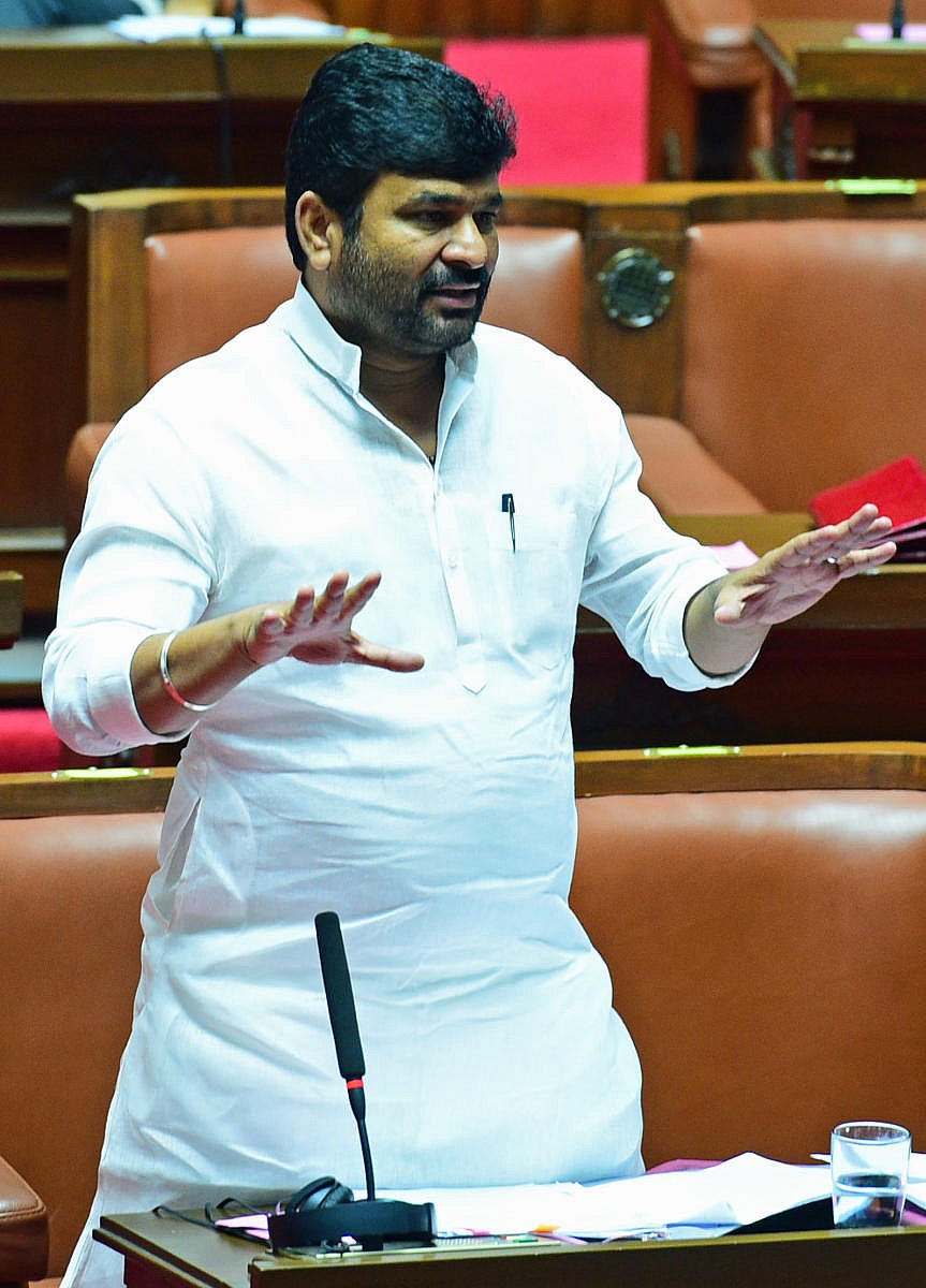 Mines and Geology Minister Vinay Kulkarni stayed away from the centenary celebration programme of Karnatak College Dharwad on Saturday after the Supreme Court judge Justice Mohan Shantanagoudar refused to share the dais with the 'tainted minister. DH FILE PHOTO