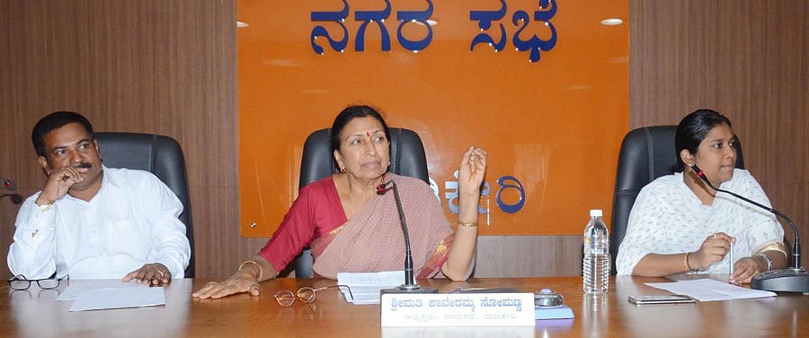 CMC President Kaveramma, Vice President T S Prakash and Commissioner B Shubha at CMC special meeting on Monday.