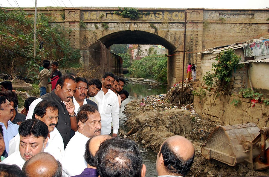BENGALURU DEVELOPMENT K J GEORGE INSPECTED THE PULIKASE NAGARA CONSTITUENCY STROME WATER DRINE AND OTHER PLACES ALONG WITH BBMP MAYOR, COMMISSIONER AND AKANDA SRENIVASA MURTHY, MLA PULIKASENAGAR IN BENGALURU ON WEDNESDAY.