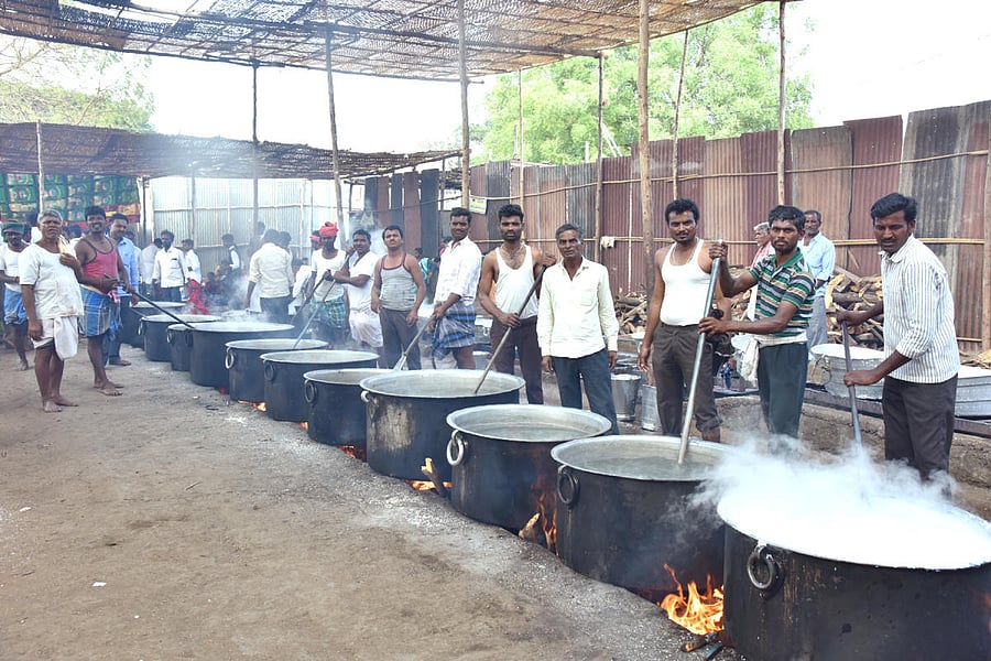 Around 500 people engage in cooking for the annual 'maha dasoha' in Sri Gavimath, Koppal.