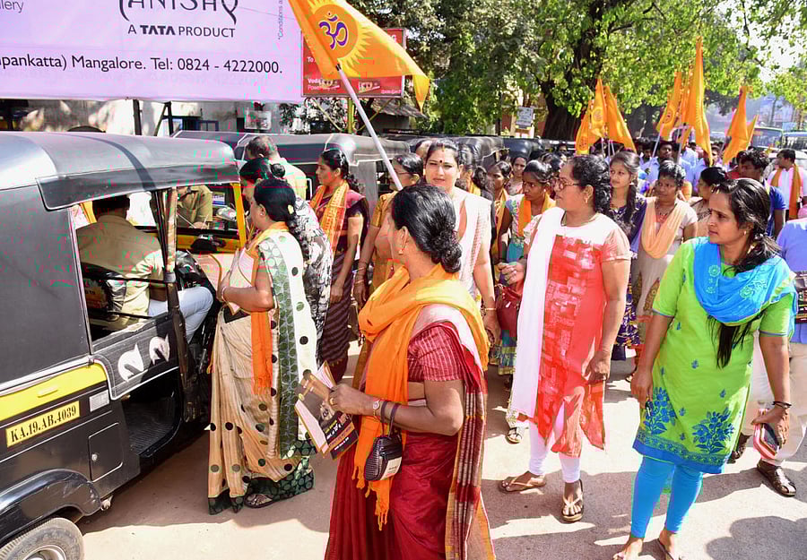 Members of the VHP carry out a protest following the murder of Deepak Rao, demanding a ban on PFI and SDPI.