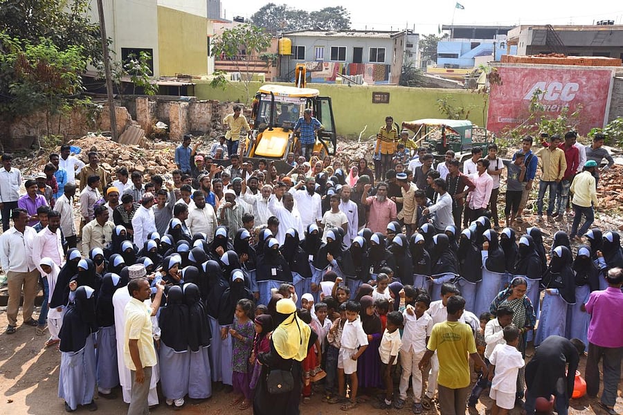 Residents stage protest at the Indira Canteen site at Banatikatta Circle in Old Hubballi on Friday.
