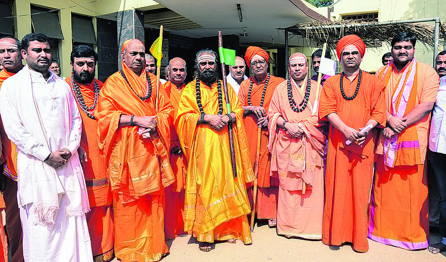 The pontiffis of Panch Peeth Mutts have resolved to fight against the efforts to bifurcate Veerashaiva-Lingayat community. DH FILE PHOTO
