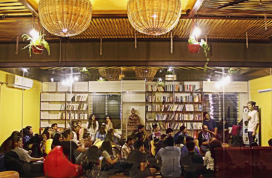 Bengalureans are warming up to the idea of themed cafes like 'Dialogues'.