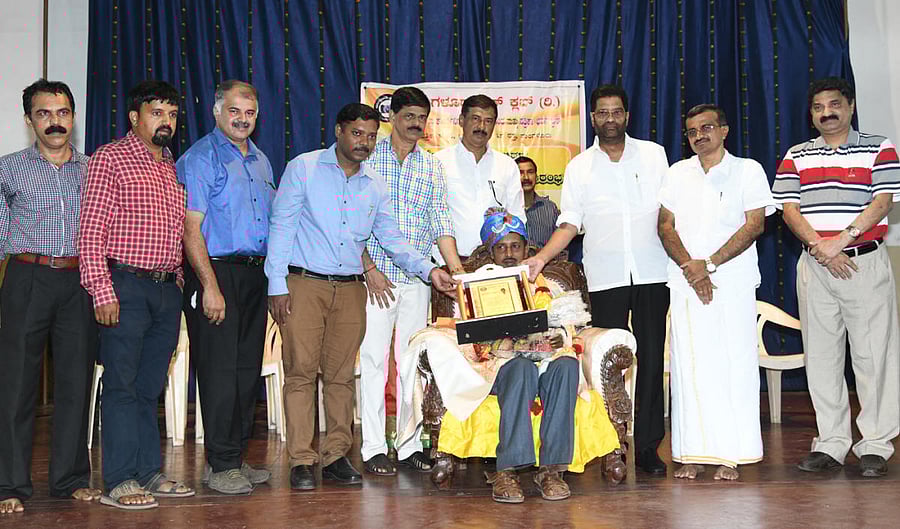 Deputy Commissioner S Sasikanth Senthil presenting the Press Club Award to Ganesh Kamath at Urwa Church hall in Mangaluru on Saturday. SCDCC Bank Chairman M N Rajendra Kumar and Kannada Sahitya Parishat president Pradeep Kumar Kalkura among others look on.DH photo