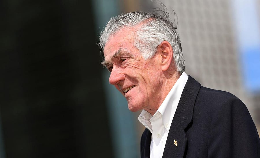 (FILES) This file photo taken on September 15, 2016 shows Australian tennis legend Ken Rosewall attending the official draw for Australia's Davis Cup tie against Slovakia in Sydney. It was reported on January 15, 2018 in The Australian newspaper that at every Australian Open tennis great Ken Rosewall writes a heartfelt letter and leaves it for Roger Federer in the players' locker room. / AFP PHOTO / WILLIAM WEST