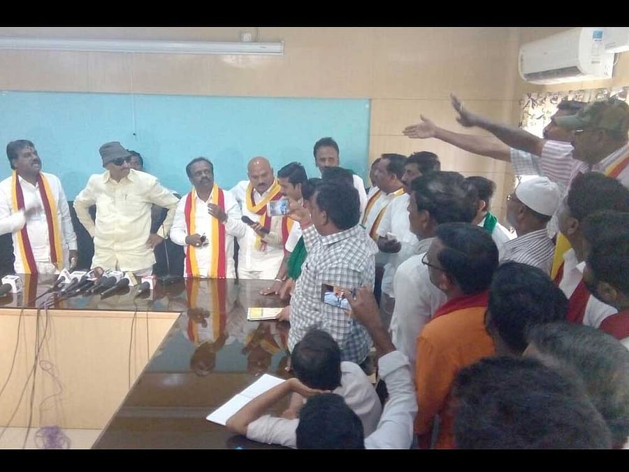 Vatala Paksha President Vatal Nagaraj chairs a meeting of pro-Kannada organisation regarding the Kalasa-Banduri protest in Hubballi  on Sunday.  DH Photo.
