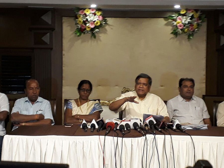 Jagadish Shettar addresses a press conference.