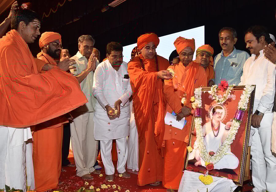 MLC Basavaraj Horatti, Water Resources Minister M B Patil, seer Basava Jaya Mrutyunjaya Swami and others offer floral tributes to Basaveshwara's portrait at the launch of Jagathika Lingayat Mahasabha in Bengaluru on Tuesday. DH Photo