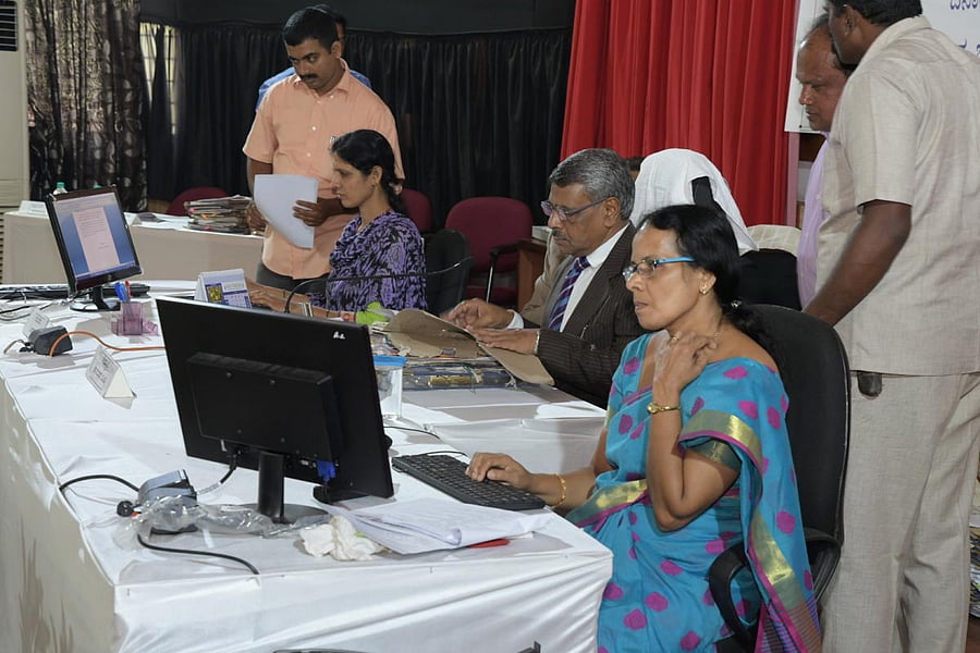 Upa Lokayukta Justice Subhash Adi listens to complaints during the public grievance redressal programme in Mangaluru on Sunday. DH Photo