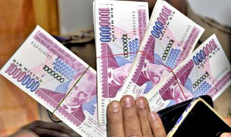A 35-year-old techie was arrested by RMC Yard police when he tried to sell 100 Turkish lira currency notes worth Rs 170 crores. The accused have been identified as Deepesh a resident of 11th Cross in RMC Yard and police recovered 10 lakh denomination of 100 notes and his bike.