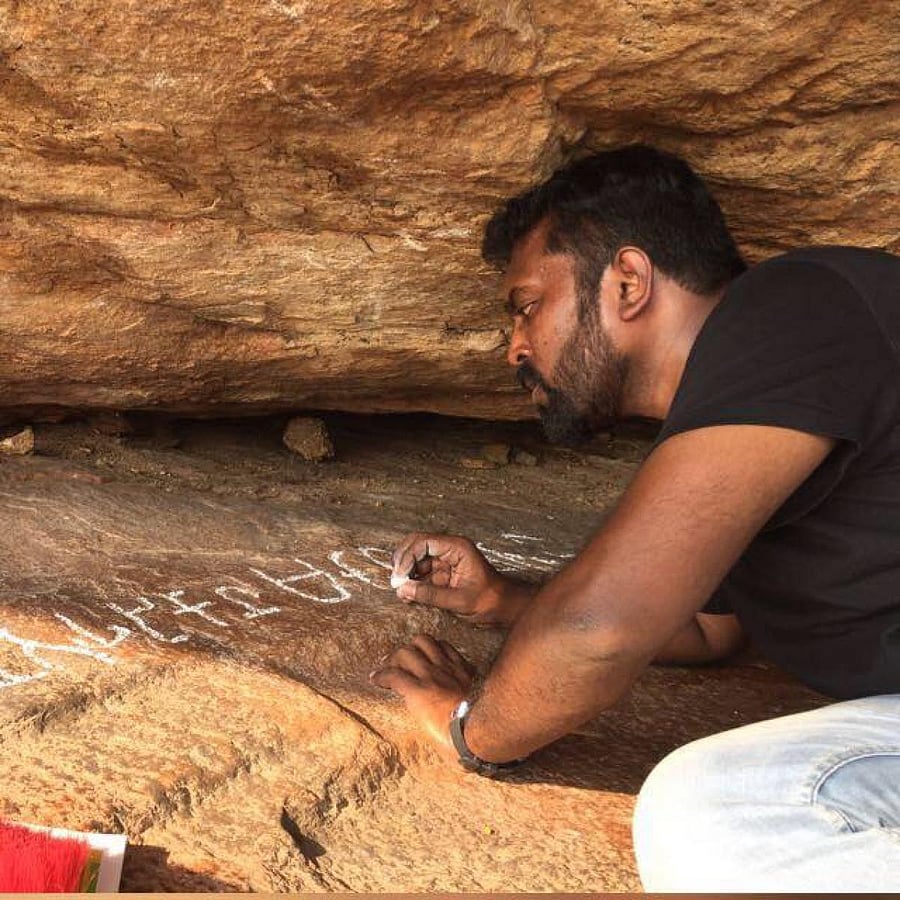 Madhusudhanan Kalaichelvan reading Brahmi inscription.