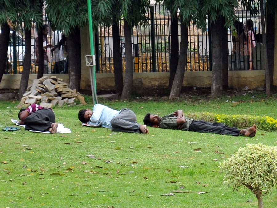 According to a global survey by Philips, 32% of Indian adults report technology as a major sleep distractor while 19% see overlapping of work hours with normal sleep time (shift work sleep disorder) as a key barrier to sleep. DH file photo for representation.