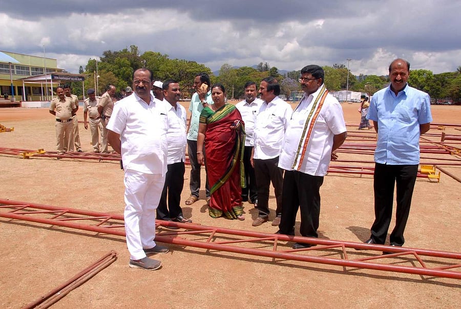 Congress leaders K Gopal Bhandary, B M Sandeep, Gayatri Shantegowda, B L Shankar, Dr D L Vijaykumar and others look at the preparations towards the Janasheervada Rally to be attended by AICC President Rahul Gandhi, at district playground in Chikkamagaluru. DH Photo