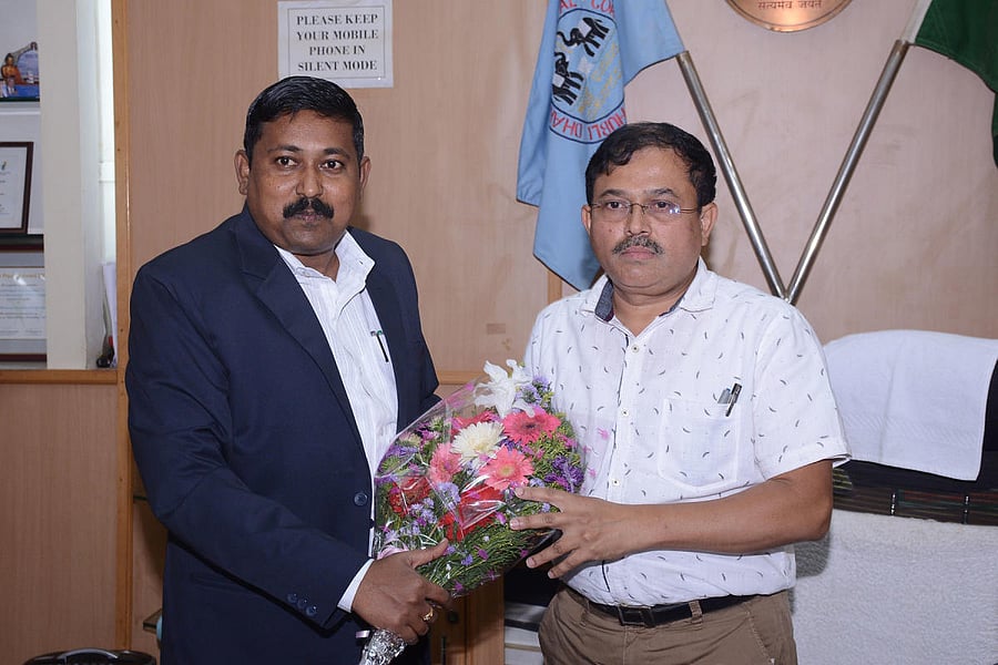 HDMC's new commissioner C W Shakeel Ahmed (right) being greeted by outgoing commissioner Maj (retd) Siddhalingayya Hiremath, in Hubballi on Monday.