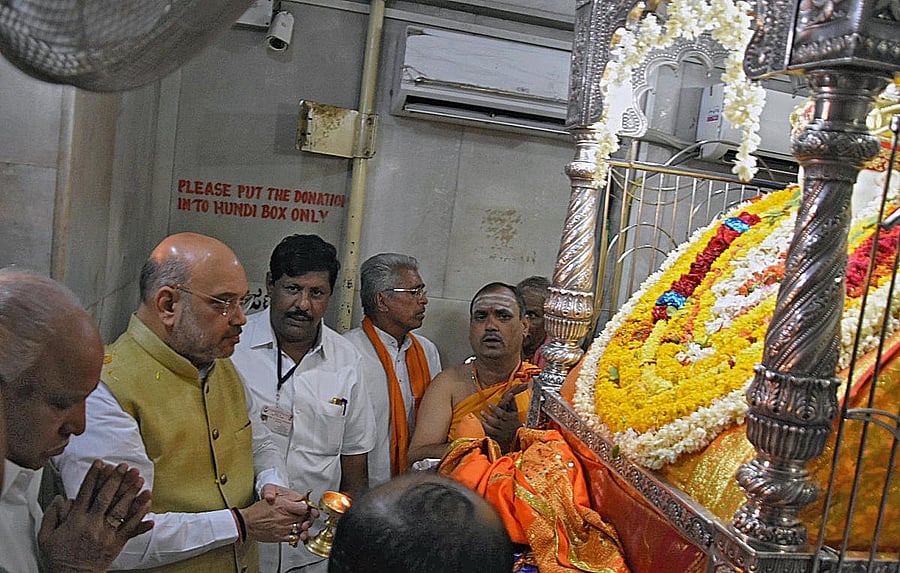 BJP chief Amit Shah performs Aarati at Sri Siddharoodaswamy Samadhi Mandir at Siddharoodamutt in Hubballi on Thursday.